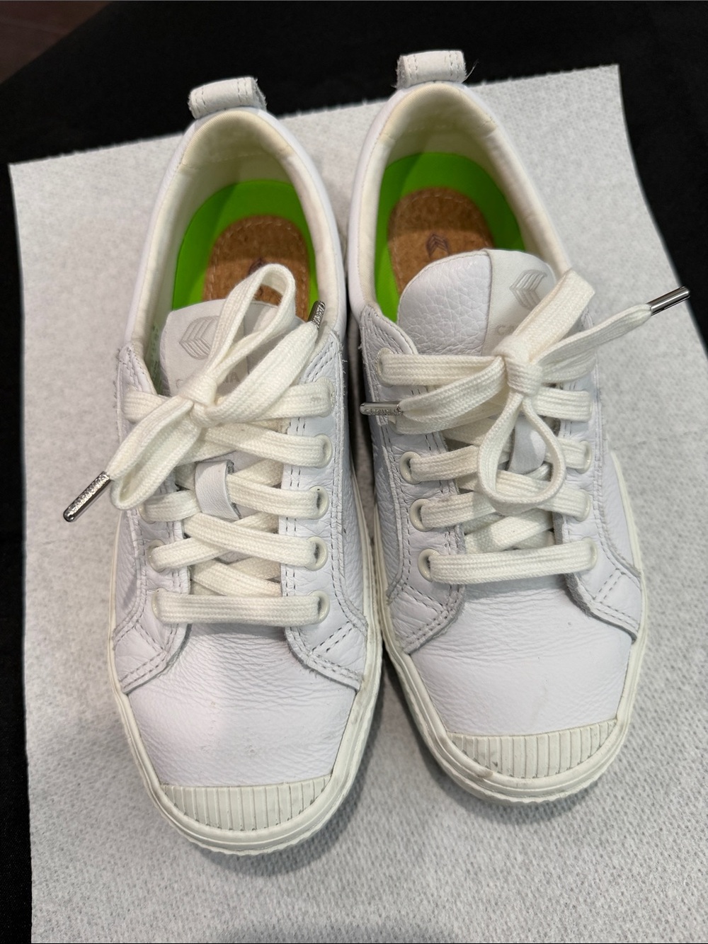 Cariuma White Oca Low Leather Sneakers